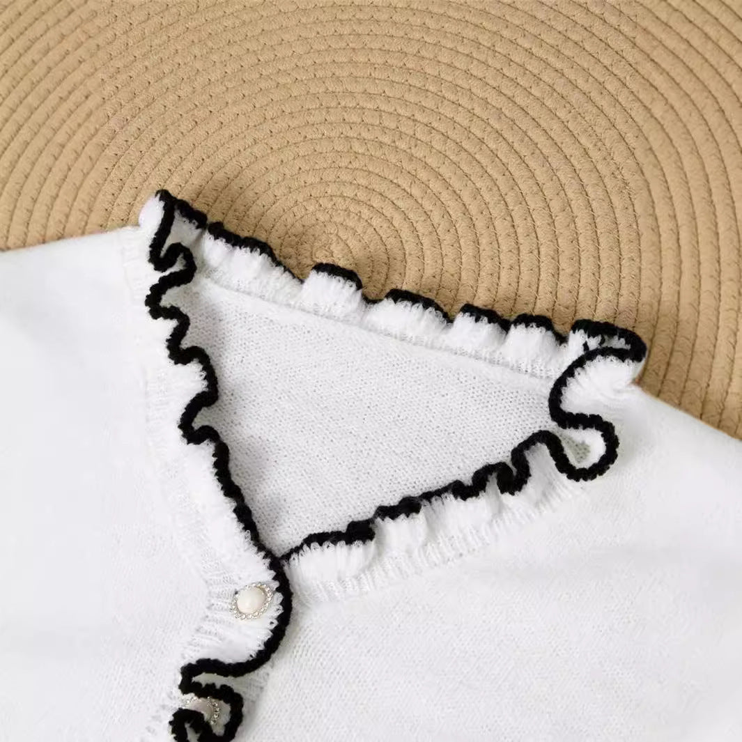 Pull Col V Bicolore avec Boutons Perle et Manches Volants – Élégance Bohème et Tendance Urbaine