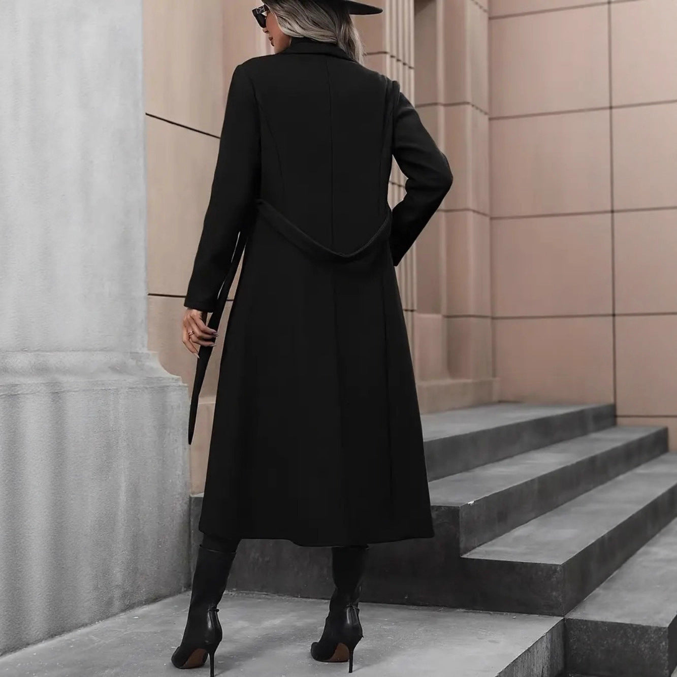 Manteau Élégant à Ceinture – Simplicité, Charme et Confiance